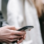 Poche parole, mille intenzioni: come interpretare chi scrive poco ma ti cerca