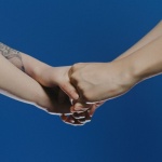 Quando l’amore non ha etichette: capire e vivere una relazione in bilico