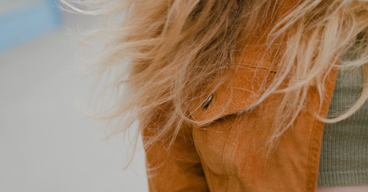 Capelli che si spezzano? I rimedi più efficaci per rinforzarli e farli tornare sani