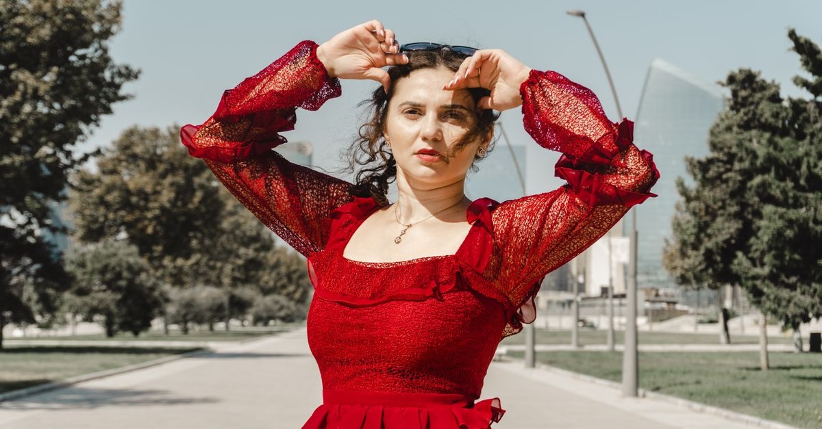Rosso da Sera: Idee di Look Eleganti per Brillare in Ogni Occasione