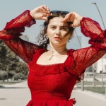 Rosso da Sera: Idee di Look Eleganti per Brillare in Ogni Occasione