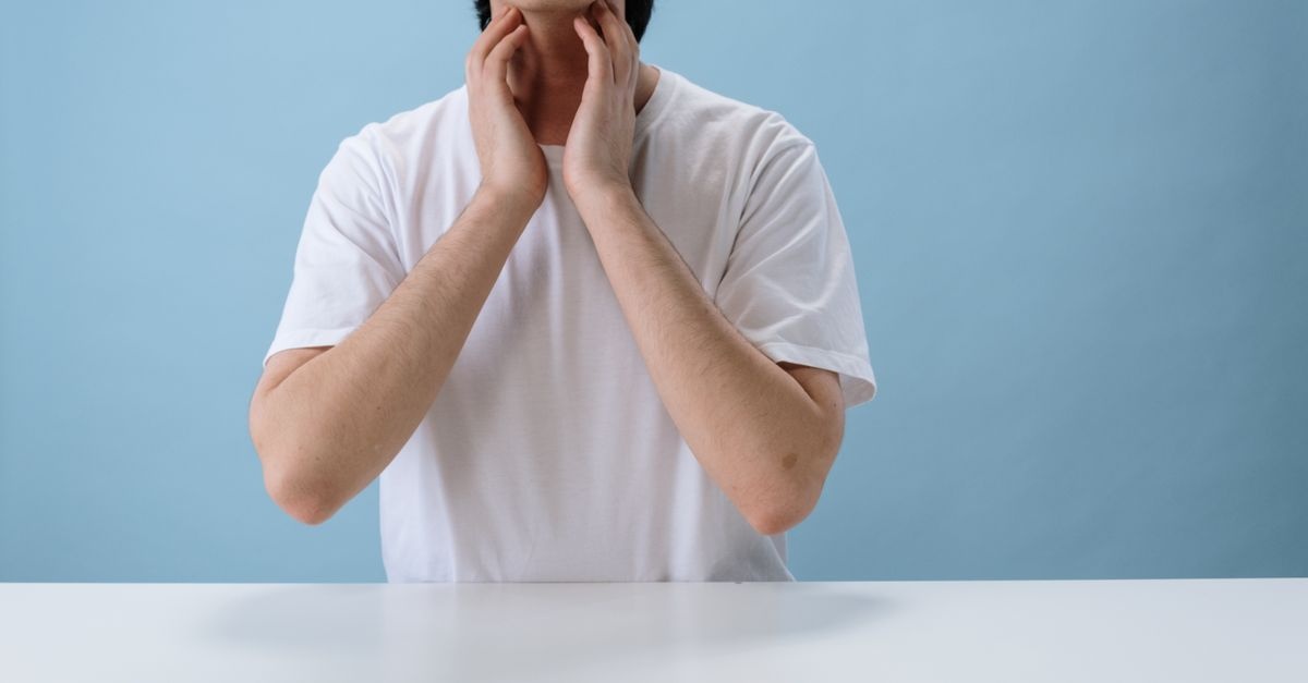 Quel nodo in gola che non passa: come riconoscere e calmare l’ansia