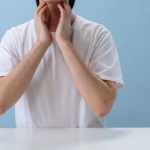 Quel nodo in gola che non passa: come riconoscere e calmare l’ansia