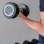 Braccia d’Acciaio: l’Allenamento con i Pesi per Tonificare e Potenziare i Bicipiti e Tricipiti