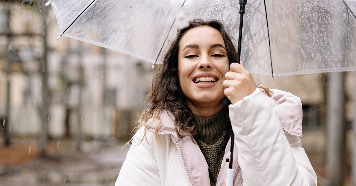 Pioggia? Ecco i look più chic da donna per restare asciutta con stile
