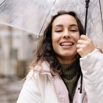 Pioggia? Ecco i look più chic da donna per restare asciutta con stile